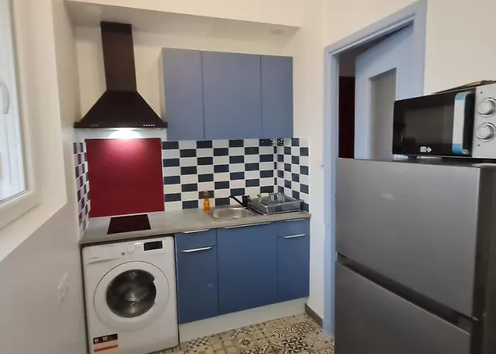 Mairie, 50 M2 , Lumineux , Renove , 4 Pers.